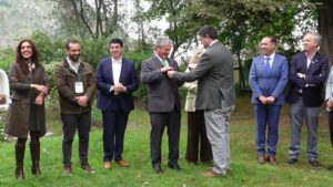 Alcaldes le acomodan la corbata al alcalde Jaime Escudero en la Cumbre de Turismo en Pirque