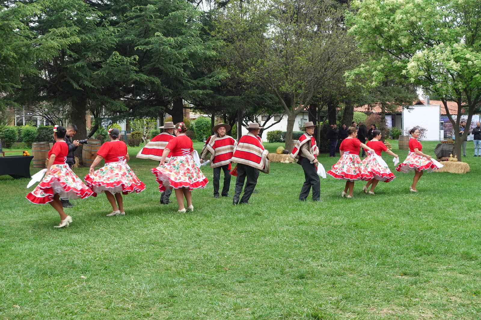 Agrupación Folklórica Los Luceros de Pirque bailando cueca en la Cumbre de Turismo